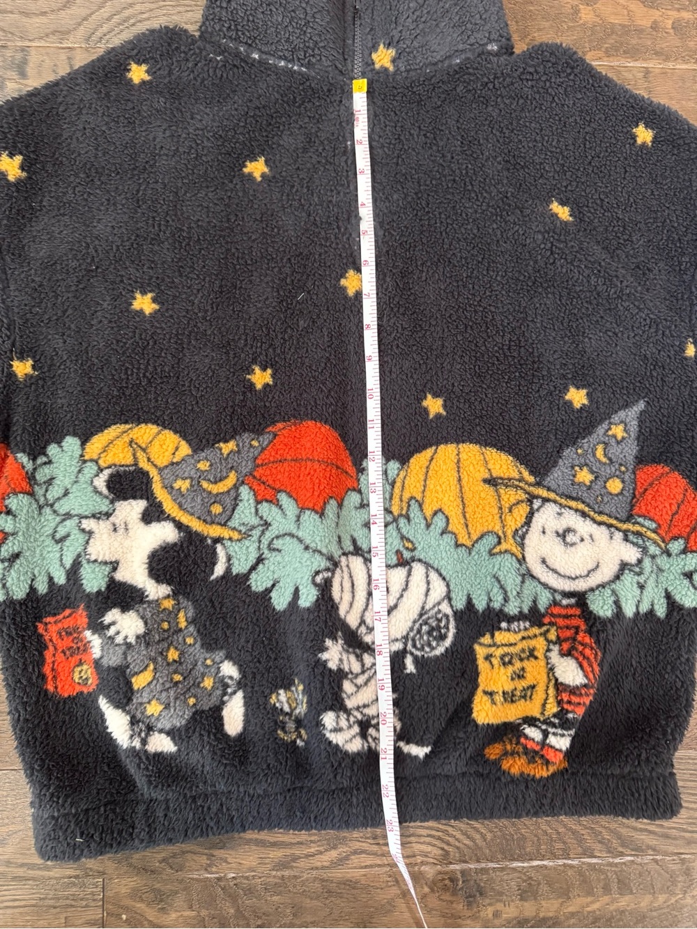 Size MEDIUM Peanuts Halloween juniors Sherpa quarter zip NWT - Picture 7 of 11